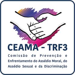 Em um fundo branco há um coração desenhado em riscos com tons de roxo e rosa. Dentro dele duas mãos; uma segurando a outra, simbolizando cooperação e apoio. Abaixo, em letras maiúsculas CEAMA-TRF3 e mais abaixo, apenas com as iniciais maiúsculas Comissão de Prevenção e Enfrentamento do Assédio Moral, do Assédio Sexual e da Discriminação